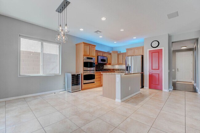 Building Photo - 2589 Chateau Clermont St