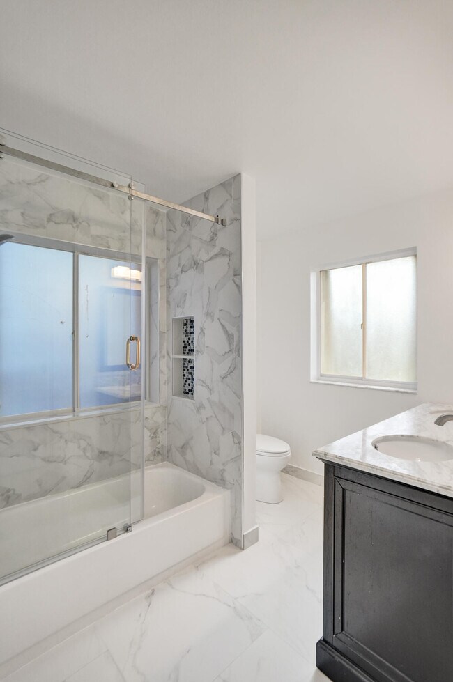 Building Photo - 762 Crescent Way