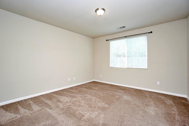 Building Photo - Beautiful 3/2.5 near Clovis East High School