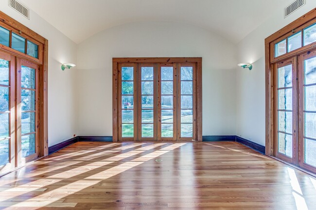 Building Photo - LUXURY 4-BEDROOM IN ALAMO HEIGHTS