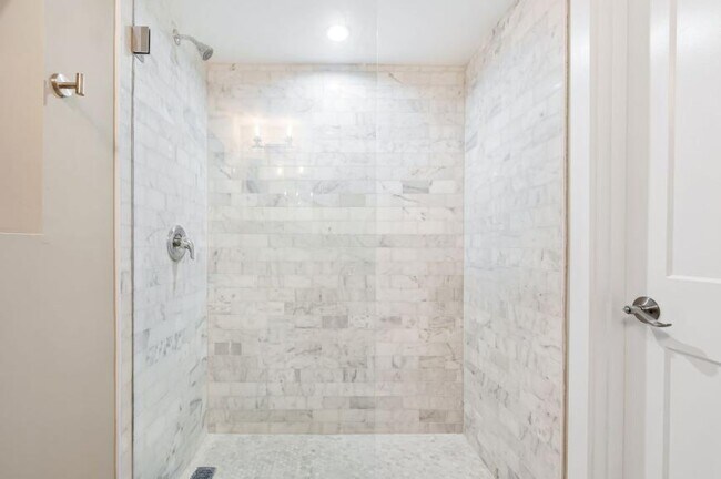 Building Photo - 2 bedroom in Chicago IL 60657