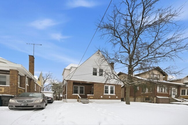 Building Photo - West Price Hill- Adorable 2 bedroom 1 Bath