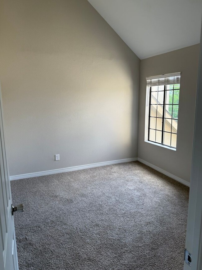 Building Photo - Stylish 1-Bed Retreat with Vaulted Ceiling...