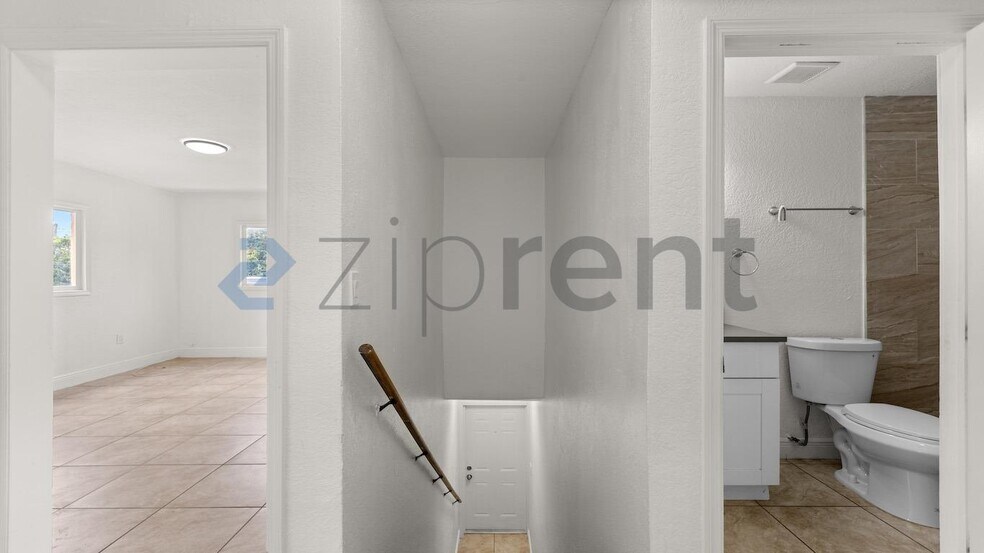 Building Photo - Unit