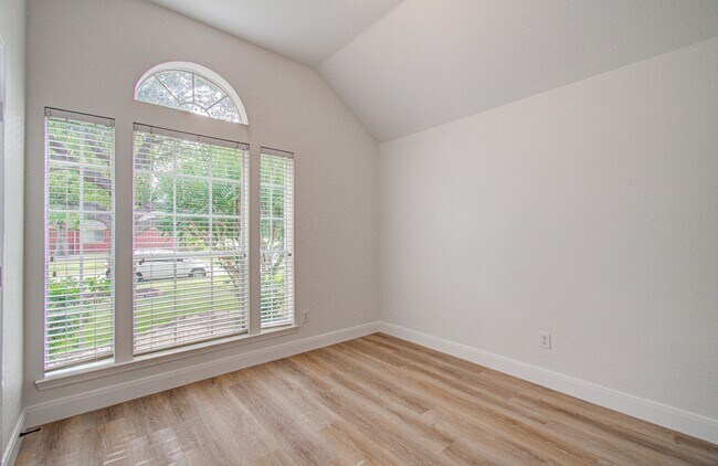 Building Photo - 2311 Meadow Briar Dr