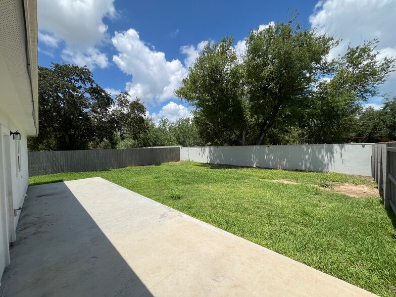 Backyard / patio - 1723 W Marlin St