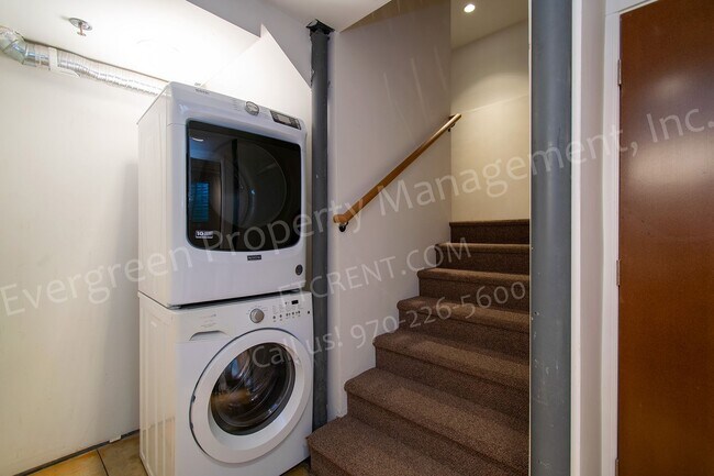 Building Photo - 318-320 W Myrtle