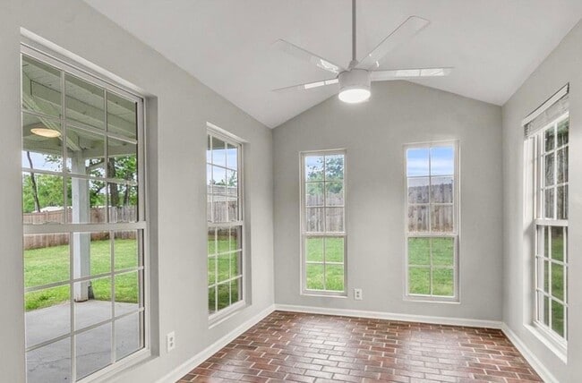 Building Photo - 3 bedroom, 2 bath