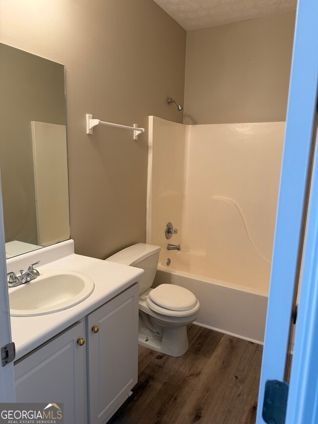 Building Photo - 2500 Lake Royale Dr