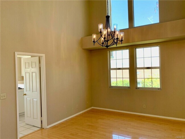 Building Photo - 6 Saros