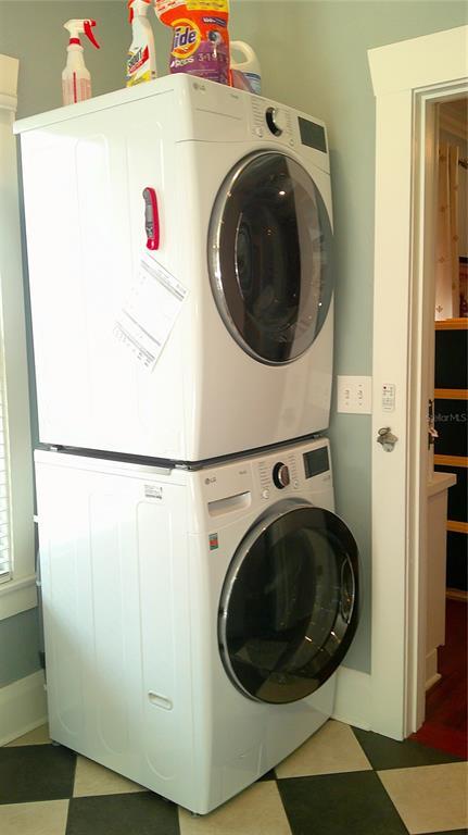 Building Photo - 303 E Plymouth St