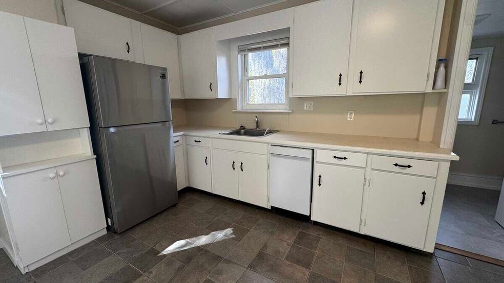 Building Photo - 34 Water Ln