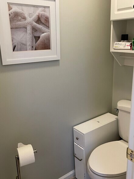 Separate Water Closet - 4140 Breezewood Dr