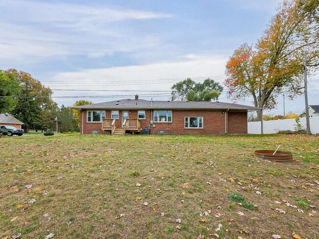 Building Photo - AVAILABLE NOW! Beautiful 3-Bedroom Waterfr...