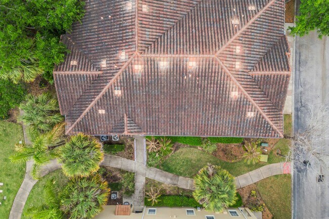 Building Photo - Spacious 3/2 Condo in the Gated Oakwater Community with Single Car Garage! Brand new carpets and ...