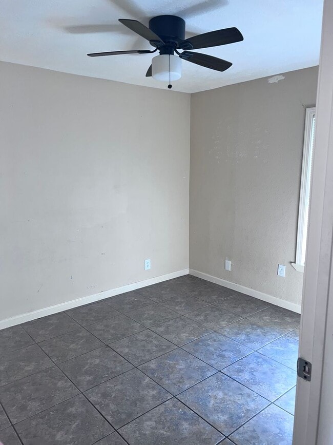 Building Photo - 2 Bedroom Duplex for Rent!