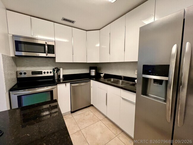 Building Photo - 6421 Bay Club Dr