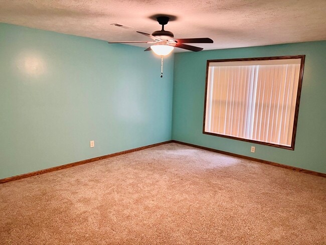 Building Photo - Spacious 6-Bedroom Home in a Prime Location – Room to Live, Work & Relax!