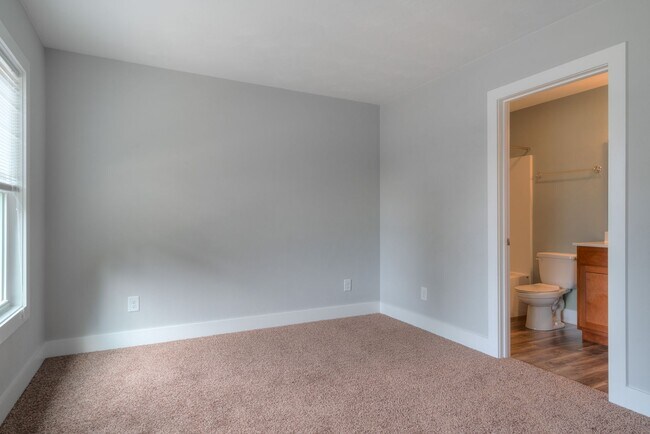 Building Photo - Private Bedroom in a Shared Two-Bedroom In Uptown Village