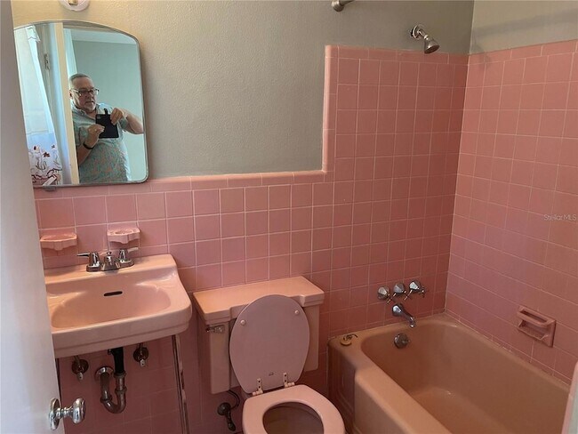 Building Photo - 1613 Normandy Dr