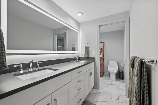 Building Photo - 11842 Pebblewood Dr