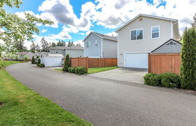 Building Photo - 1360 Sinclair Dr