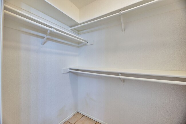 Building Photo - Garden Dr