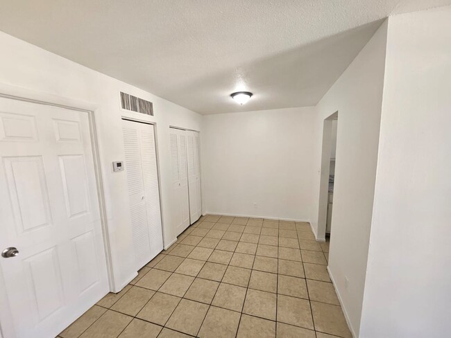 Building Photo - One bedroom one bath