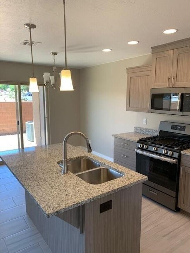 Building Photo - Desert Hills Gem