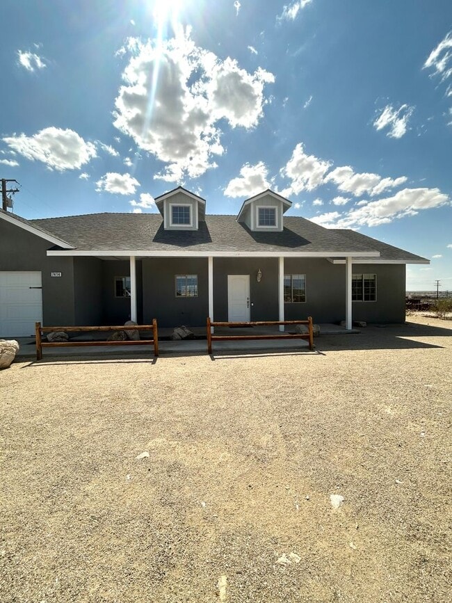 Building Photo - 3 Bedroom with open floor plan
