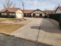 Building Photo - Charming Bloomington Hills Beauty!