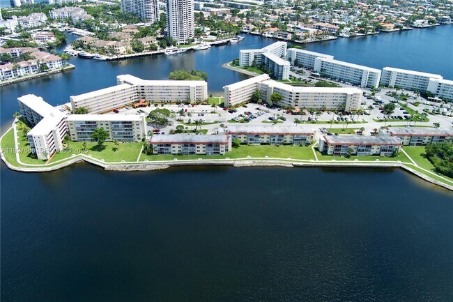 Building Photo - 18071 Biscayne Blvd