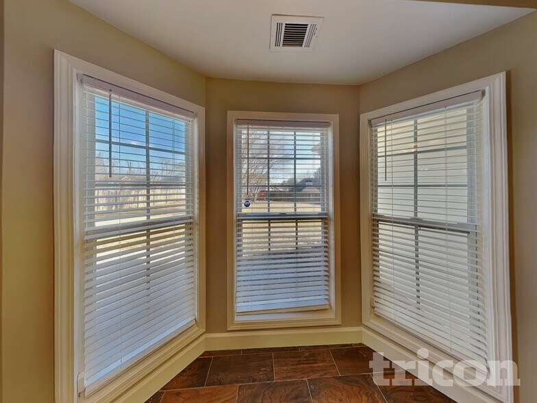 Building Photo - 903 Ember Ct