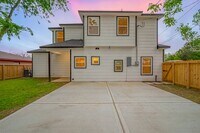 Building Photo - AFFORDABLE 4BD/2.5BA SINGLE HOUSE!
