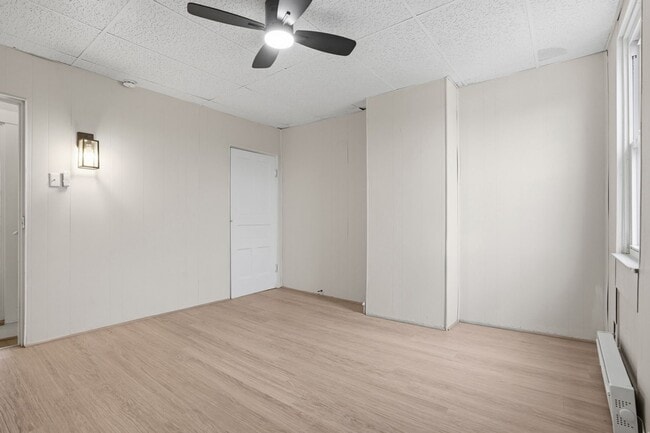 Building Photo - **Private Bloomfield 2BR Retreat – Walk to Liberty Ave, Steps from It All (15224)**