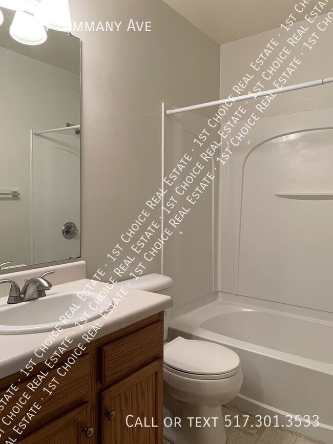 Building Photo - Spacious 3-BDR 1.5-BTH Duplex w/ Garage & ...