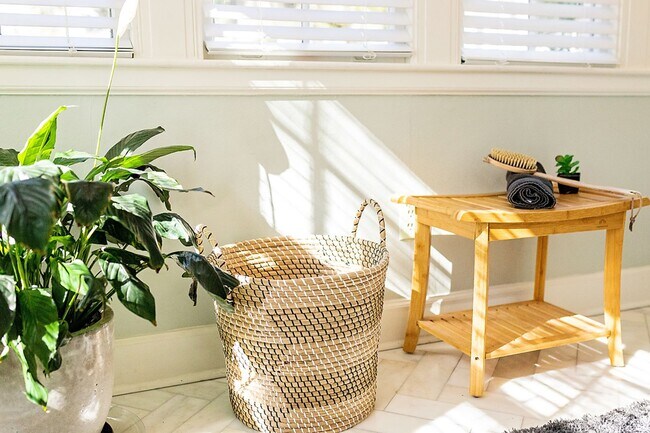 Building Photo - Bull St Bungalow