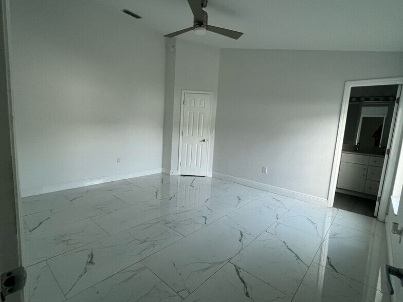Building Photo - 920 Kingfisher Dr
