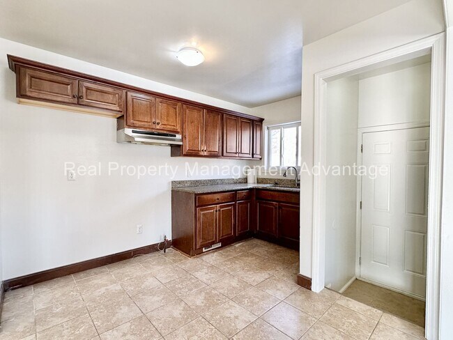 Building Photo - Charming 4-Bedroom Home with Spacious Backyard in Oak Park
