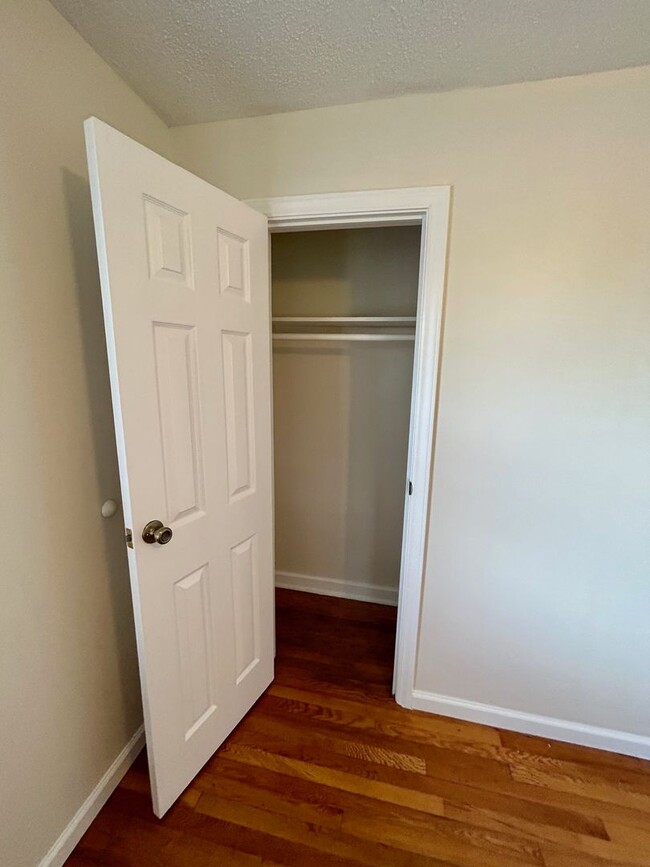 Building Photo - Weaverville - Clean and Tidy! Home Office,...