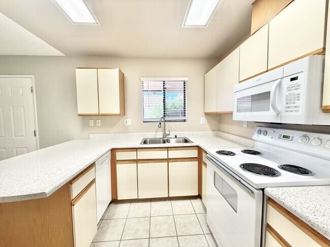 Building Photo - AVAILABLE NOW!! LOVELY 1 Bedroom 1 Bathroom 55+ Apartment in Palm Desert!