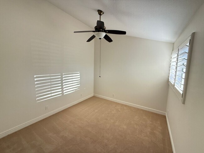 Building Photo - 4-Bedroom Plus Bonus Room Home with Golf C...