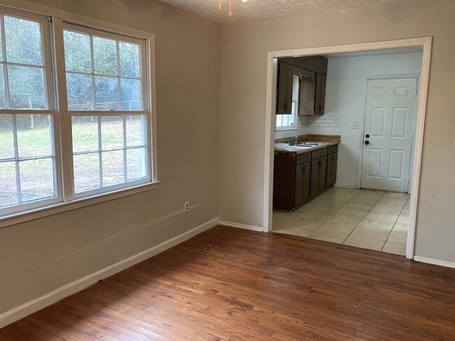 Building Photo - 3 Bedroom in Greenville