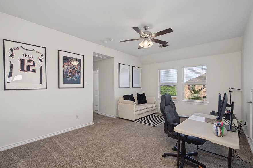 Building Photo - Room in House on Gallop Dr