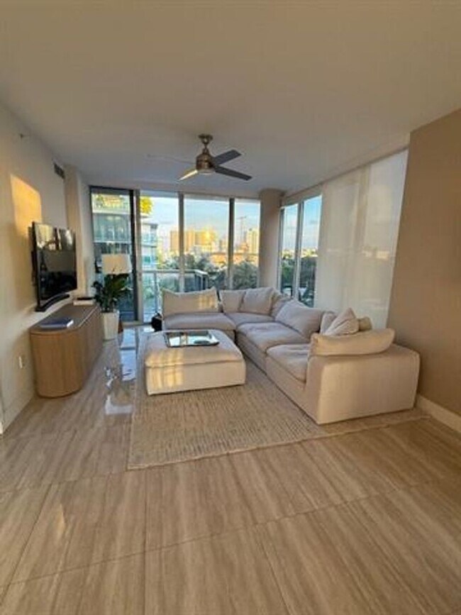 Building Photo - 9940 W Bay Harbor Dr