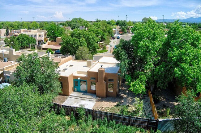 Building Photo - Stylish Townhouse in La Villa Serena