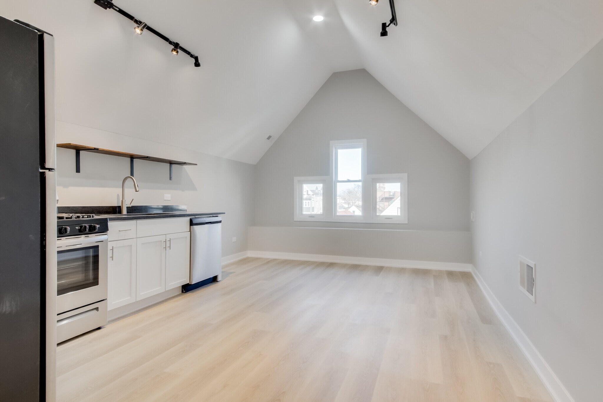 Building Photo - 2842 N Avers Ave