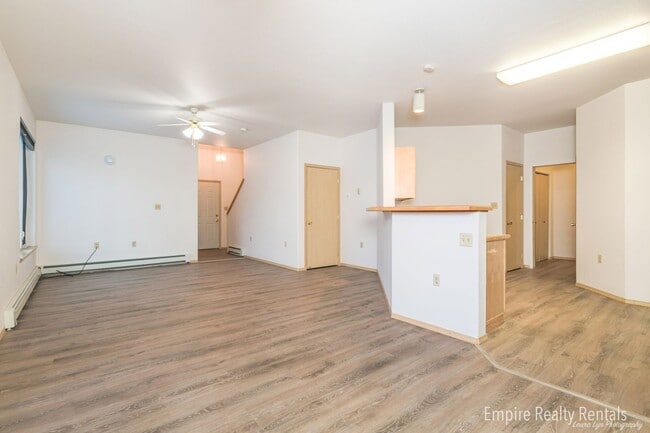Building Photo - Three Bed, 2.5 Bath, 1 Car Garage