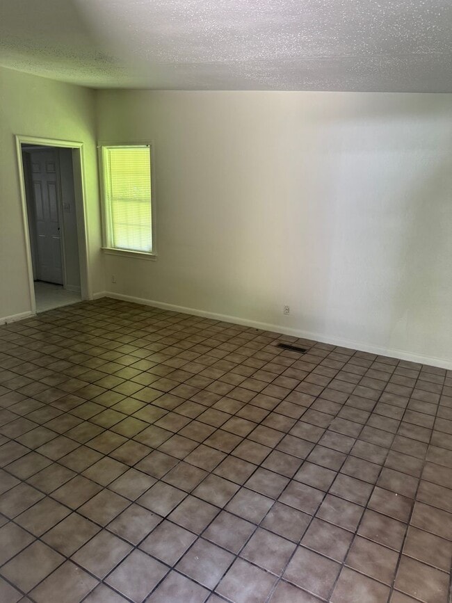 Building Photo - Four Bedroom, Two Bathroom House on Sharke...