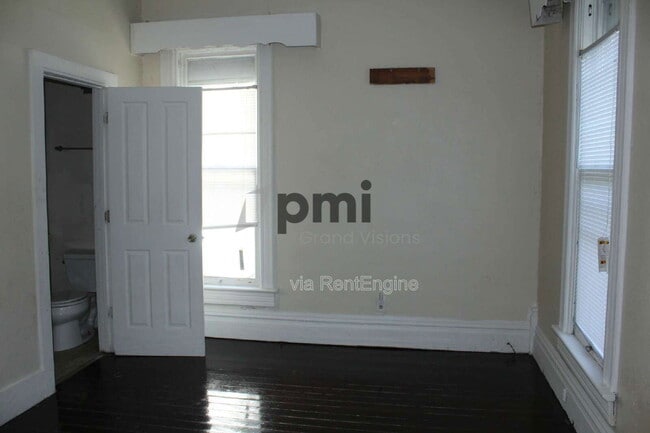 Building Photo - 1657 E Main St